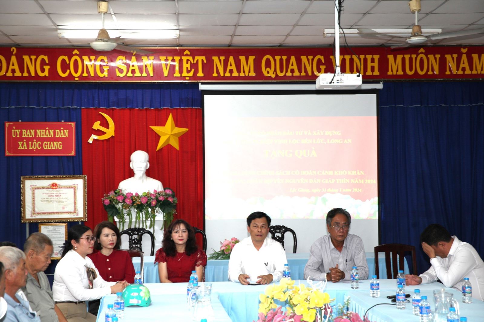 VINH LOC 2 GIVES TET GIFTS TO POLICY FAMILIES IN LOC GIANG COMMUNE