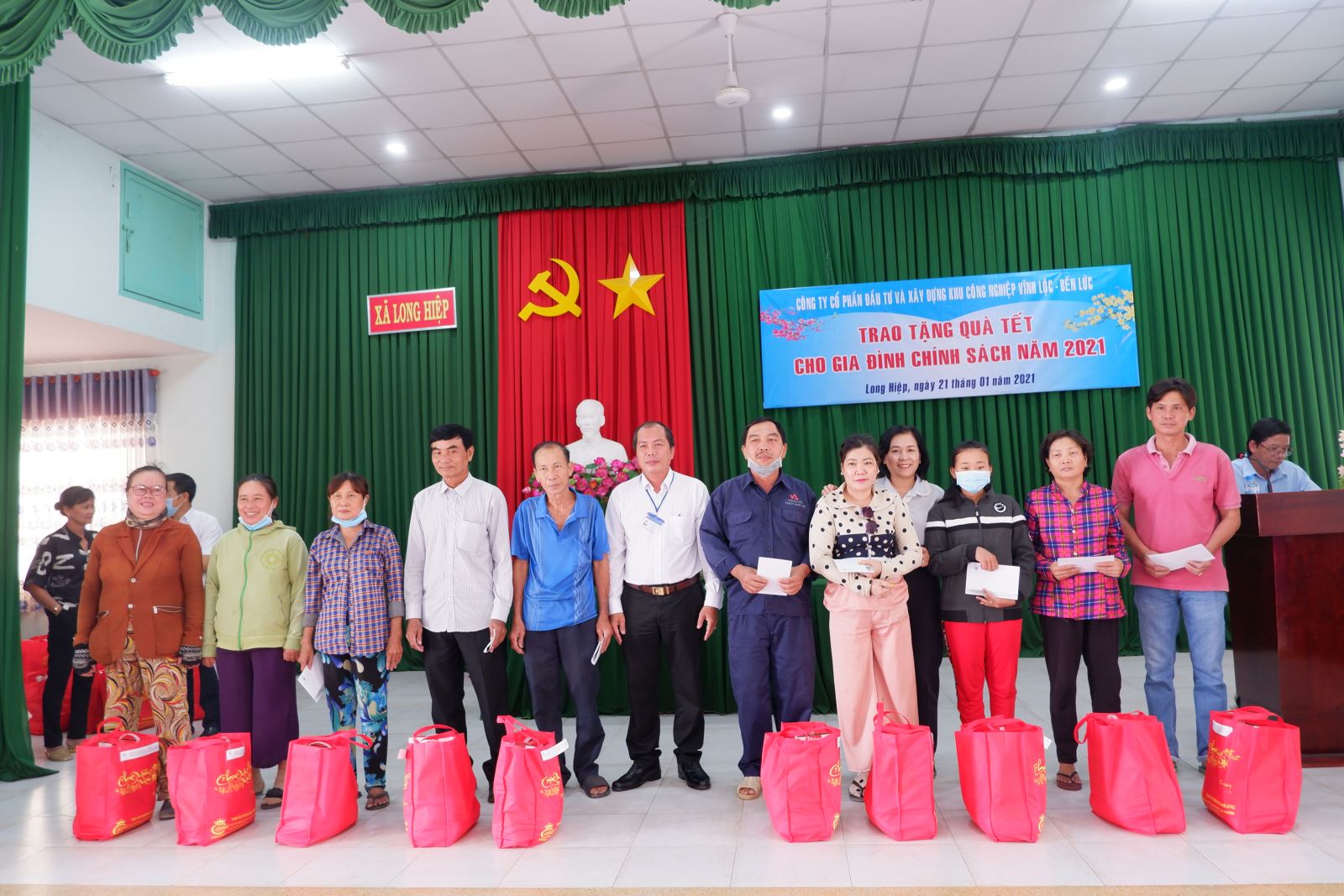 GIVING TET GIFTS, CONTRIBUTING JOY TO DISADVANTAGED PEOPLE IN LONG HIEP COMMUNE