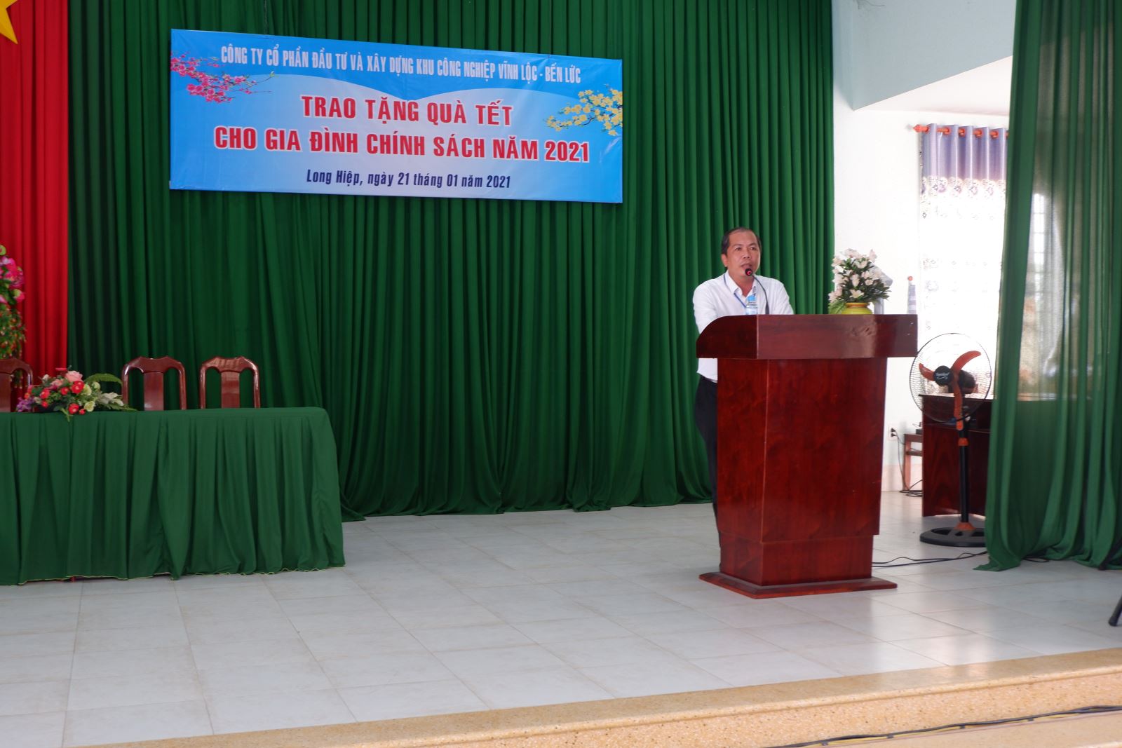 On 21/01/2021, Vinh Loc – Ben Luc Corporation supported 100 gifts and needles for poor households in 3 hamlets of Voi La, Long Binh, Phuoc Tinh, in Long Hiep Commune, Ben Luc, Long An.